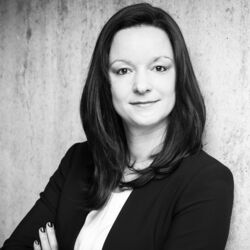 Frau Rebecca Hammer